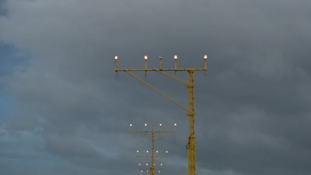 Flugzeug Landet Der Abenddämmerung Auf Flughafen — Stockvideo