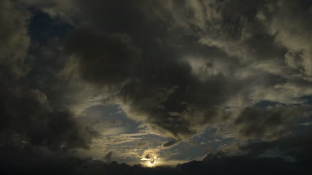 Vliegtuig Passeren Bewolkte Hemel Bij Zonsondergang Naar Baan Van Rairport — Stockvideo