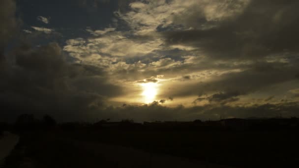 Samolot Latający Pochmurne Niebo Zachodzie Słońca — Wideo stockowe