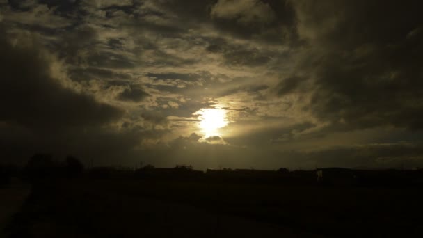 Aereo Che Vola Cielo Nuvoloso Tramonto Verso Pista Rairport Atterraggio — Video Stock