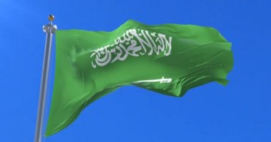 Suudi Arabistan bayrağı sallayarak rüzgarda, yavaş mavi gökyüzü ile döngü