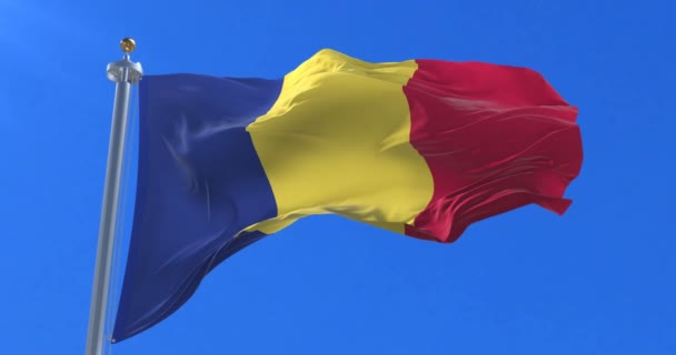 Ρουμανία Σημαία Κυματίζει Στην Wind Αργή Μπλε Του Ουρανού Βρόχου — Αρχείο Βίντεο