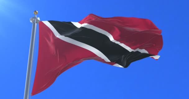 Trinidad Und Tobago Flagge Weht Wind Langsam Mit Blauem Himmel — Stockvideo