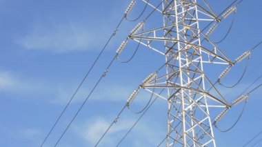 Yüksek veya orta gerilim kule elektrik kulede geçen gökyüzünde bulutlar ile