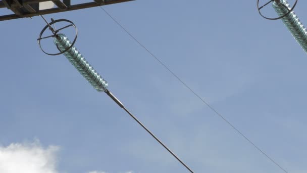 Cable Eléctrico Torre Alto Medio Voltaje Con Nubes Cielo Pasando — Vídeos de Stock