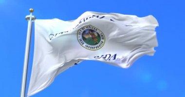 Hialeah şehir bayrağı, şehir Florida Usa ya da, mavi gökyüzü, rüzgarda sallayarak İngiltere, yavaş - döngü