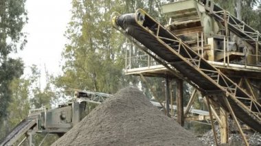 Bir kum ocağında bir dağ üzerinde kum koyarak kum konveyör