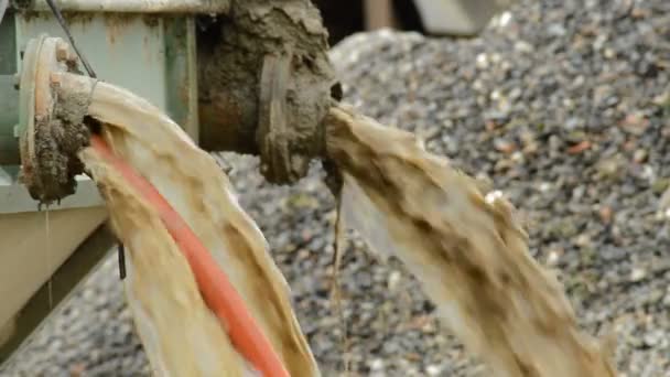 Tubos Que Expulsam Água Suja Contaminada — Vídeo de Stock