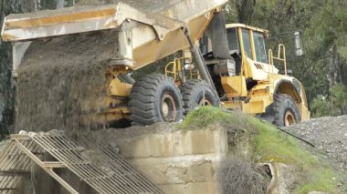 İnşaat kamyon sadece kum ocağında çıkarılan boşaltma nehir kumu