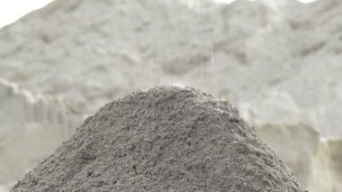 Kum kum ocağında bir dağ üzerinde düşen