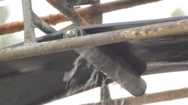 Silindir üzerinde su ile kemer altında dönen bir sanayi konveyör