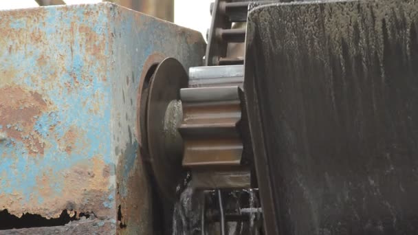 Getriebe Arbeiten Mit Wasserkühlung Einem Alten Industrie Riesenrad — Stockvideo