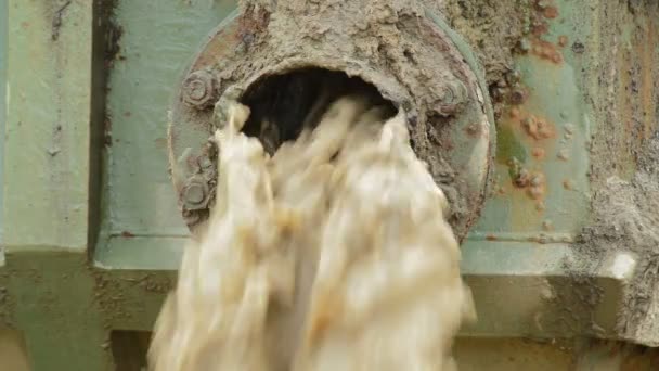 从管道流出的脏水 — 图库视频影像