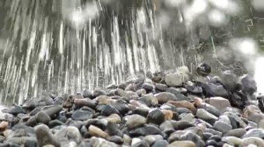 Su ve çakıl taşları kum ocağında bir dağ üzerinde düşen