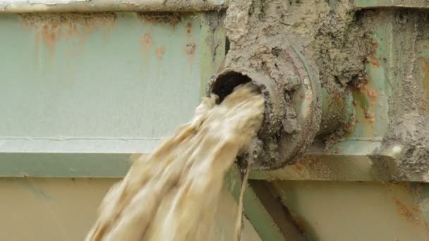 肮脏的水从肮脏的管子流出 — 图库视频影像