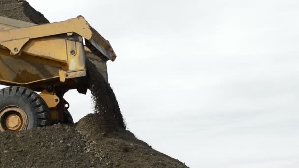 Bauwagen Entlädt Flusssand Einem Steinbruch — Stockvideo
