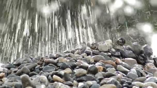 水和卵石落在一个沙子采石场的石头山上 — 图库视频影像