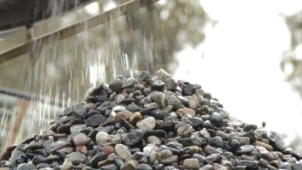 Kieselsteine Und Steine Die Einem Steinbruch Von Einem Förderband Über — Stockvideo