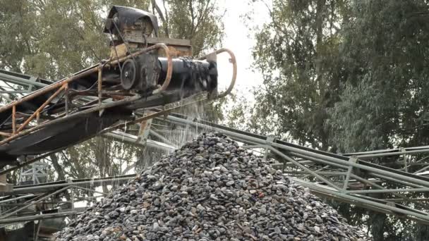 Stein Und Kiesförderband Legt Kieselsteine Einem Berg Einem Sandbruch — Stockvideo