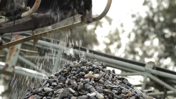 Convogliatore Pietre Che Posa Ciottoli Una Montagna Una Cava Sabbia — Video Stock