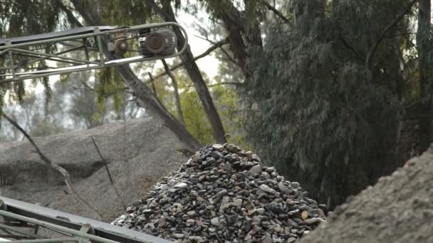 Πέτρες Ταινιοδρόμων Βάζοντας Κάτω Βότσαλα Ένα Βουνό Της Άμμου Λατομείου — Αρχείο Βίντεο