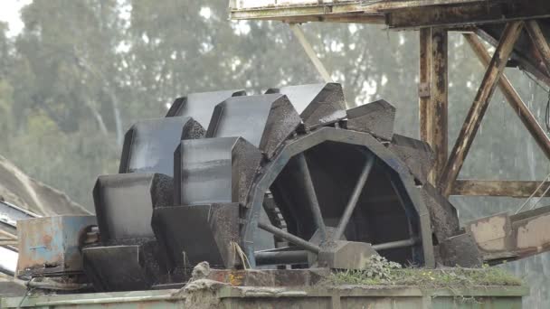 Vieja Rueda Hurón Industrial Girando Corriendo Una Cantera Arena — Vídeos de Stock