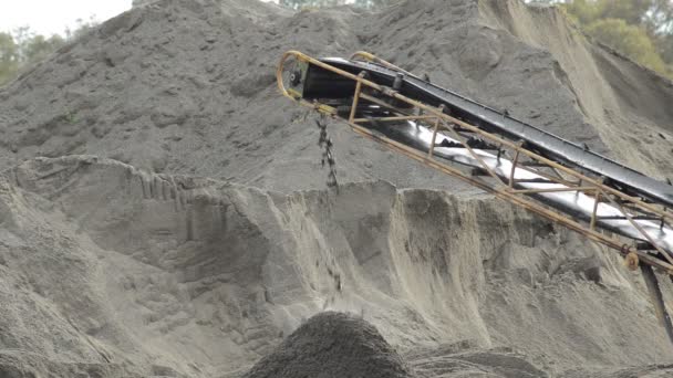 Zand Transportband Een Zand Steengroeve Neerzetten Zand Berg — Stockvideo