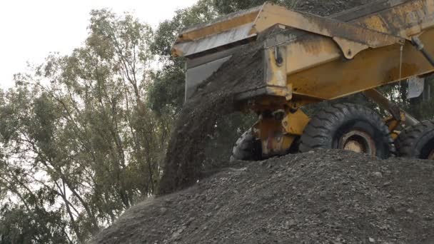 Vrachtwagen Lossen Rivier Zand Net Uitgepakt Een Steengroeve Zand Stenen — Stockvideo