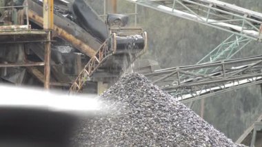 Çakıl taşları konveyör taşları çakıl taşları dağın üstünden koyarak bir ocağında