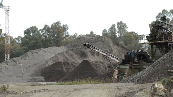 Sandförderer Und Kiesförderer Die Einem Sand Und Steinbruch Arbeiten — Stockvideo