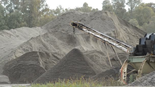 砂石输送机和河道沙在山上放沙子的采石场 — 图库视频影像