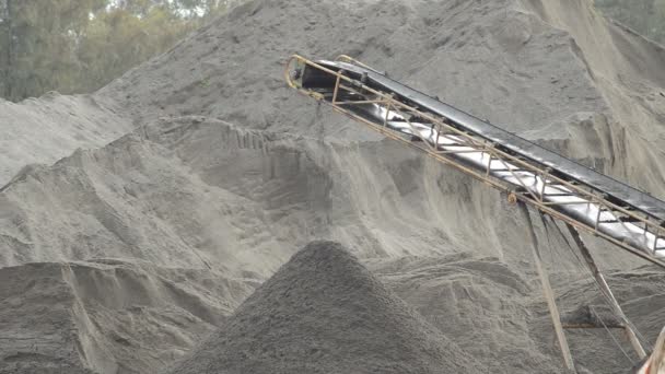 Kiesförderband Und Flusssand Einem Sandbruch Der Sand Über Den Berg — Stockvideo