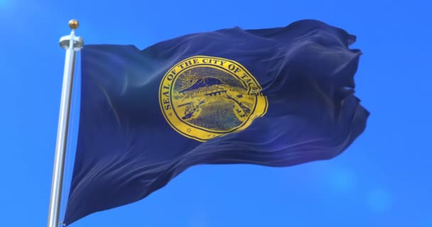 タコマ市の旗 市のワシントン州米国またはアメリカ合衆国 青い空 風に手を振ってスロー ループ — ストック動画