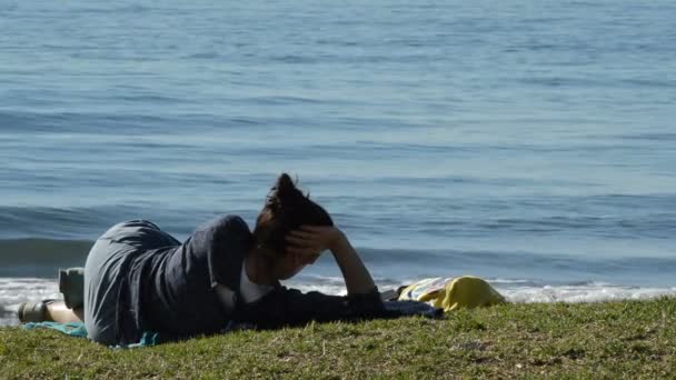 女孩一起读一本书大海阳光明媚的一天 — 图库视频影像