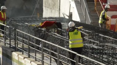 İşçiler havya zincirli bir yapı inşaat için kaynak