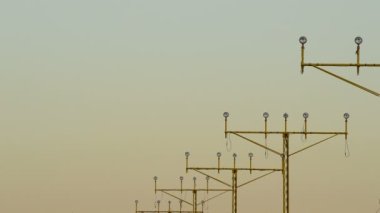 Havaalanı pistine inen büyük uçağın arka görüntüsü