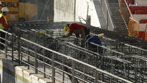 Welders Solder Besi Dalam Rantai Untuk Konstruksi — Stok Video