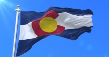 Colorado Springs şehir bayrağı, city, Amerika Birleşik Devletleri veya mavi gökyüzü, rüzgarda sallayarak İngiltere, yavaş - döngü