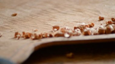 Bir oymak luthier çalışma alanı'ndaki bir gitar üretimi ile ahşap tıraş