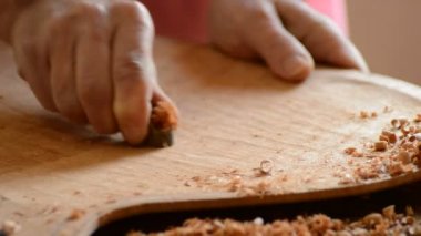 İş yerinde yeni bir gitar kapak zımpara luthier