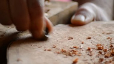 Yeni bir gitar ile küçük bir ahşap planer kapak zımpara luthier detay