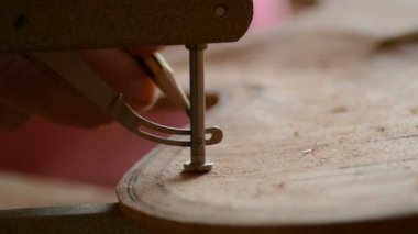 Yeni bir gitar kapağı ile özel bir ölçüm ölçme luthier