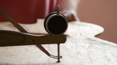 Luthier kapak özel bir ölçüm ile yeni bir gitar genişliğini ölçmek