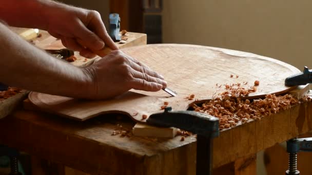 Luthier Intagliare Una Copertina Chitarra Con Una Sgorbia Officina — Video Stock