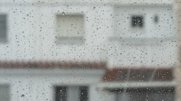 Lluvia Deslizándose Cristal Una Ventana Una Casa Residencial — Vídeos de Stock