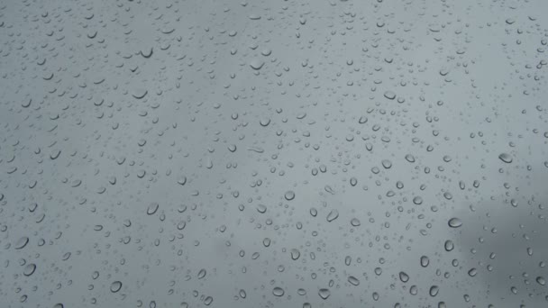 Σταγόνες Βροχής Στο Γυαλί Από Ένα Παράθυρο Για Βρέχει Την — Αρχείο Βίντεο