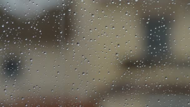Regentropfen Rutschen Die Scheibe Eines Fensters Während Draußen Regnet — Stockvideo