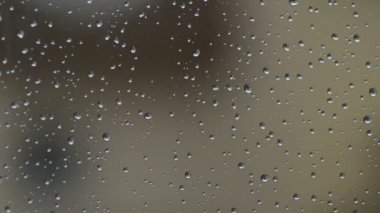 Bir pencerede bir yağmur gün yağmur damlaları