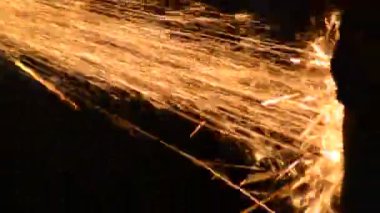 Bir atölyede endüstriyel bir zımpara tarafından üretilen sparks yağmur
