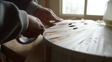 Luthier iş yerinde yeni bir caz gitarı üretiyor.